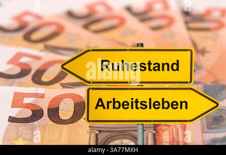 Altersvorsorge im Ruhestand nach dem Arbeitsleben über Euro Geldscheinen steht ein Wegweiser mit der Aufschrift Arbeitsleben und Ruhestand - Symbolbil Stockfoto