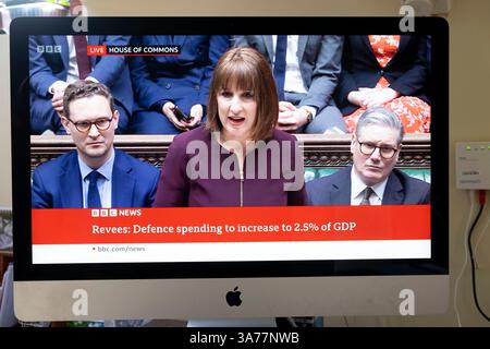 "Reeves: Die Verteidigungsausgaben werden um 2,2 Mrd. GBP steigen." Rachel Reeves Kanzlerin der Exchequer Labour-Regierung präsentiert Frühjahrserklärung im Unterhaus 26. März 2025 London England Großbritannien Stockfoto