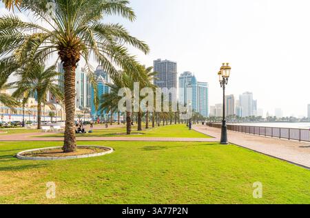 Die Skyline der Innenstadt von Sharjah und der Blue Souk Central Market and Park entlang der Küstenküste von Sharjah, Vereinigte Arabische Emirate. Stockfoto