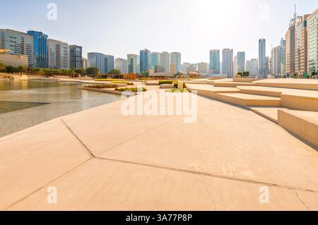 Cafés und moderne Architektur und Design im Cultural Foundation Park neben dem Qasr Al Hosn Fort im Stadtzentrum von Abu Dhabi VAE Stockfoto
