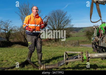 Der Landwirt verteilt Gülle mit einem Nabelpumpensystem und einem Dribble Bar. Drinagh, West Cork, Irland. Stockfoto