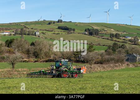Der Landwirt verteilt Gülle mit einem Nabelpumpensystem und einem Dribble Bar. Drinagh, West Cork, Irland. Stockfoto