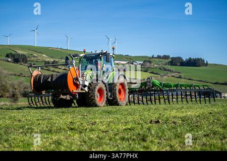 Der Landwirt verteilt Gülle mit einem Nabelpumpensystem und einem Dribble Bar. Drinagh, West Cork, Irland. Stockfoto