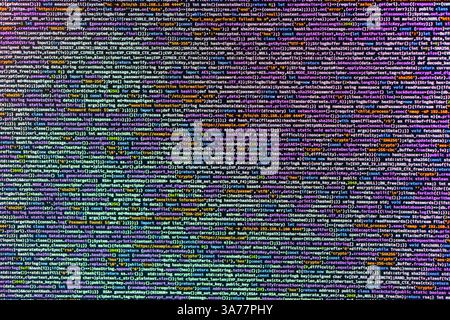 Bild einer Datenvisualisierung oder Programmausgabe mit organisiertem Text und Zahlen, die möglicherweise Codeausschnitte, Fehlermeldungen oder Netzwerkdaten darstellen Stockfoto