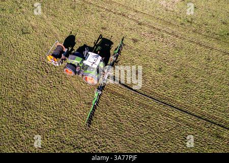 Der Landwirt verteilt Gülle mit einem Nabelpumpensystem und einem Dribble Bar. Drinagh, West Cork, Irland. Stockfoto
