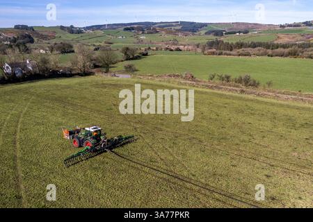 Der Landwirt verteilt Gülle mit einem Nabelpumpensystem und einem Dribble Bar. Drinagh, West Cork, Irland. Stockfoto