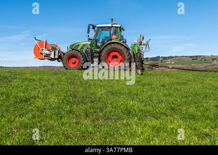 Der Landwirt verteilt Gülle mit einem Nabelpumpensystem und einem Dribble Bar. Drinagh, West Cork, Irland. Stockfoto