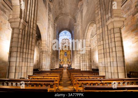 Innenschiff und Altar der Kathedrale von Porto aus dem 12. Jahrhundert, eine römisch-katholische Kathedrale im Zentrum der Altstadt von Porto Portugal. Stockfoto