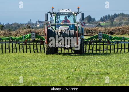 Der Landwirt verteilt Gülle mit einem Nabelpumpensystem und einem Dribble Bar. Drinagh, West Cork, Irland. Stockfoto