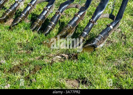 Der Landwirt verteilt Gülle mit einem Nabelpumpensystem und einem Dribble Bar. Drinagh, West Cork, Irland. Stockfoto