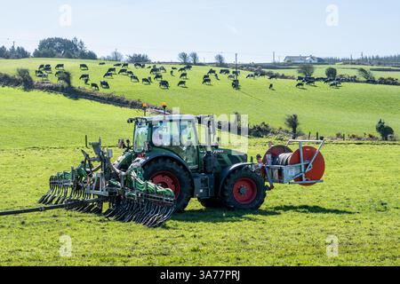 Der Landwirt verteilt Gülle mit einem Nabelpumpensystem und einem Dribble Bar. Drinagh, West Cork, Irland. Stockfoto