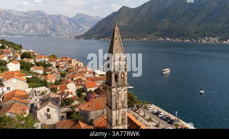 Luftpanorama der Stadt Perast in Kotor Bay, Montenegro. Stadtbild des Landes touristische Attraktion im Sommer Stockfoto
