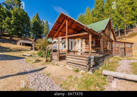 Historische Blockhäuser in einer alten westlichen Bergbaustadt in Garnet, Montana. Stockfoto