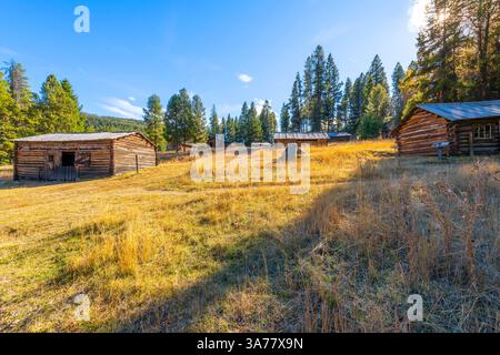 Historische Blockhäuser in einer alten westlichen Bergbaustadt in Garnet, Montana. Stockfoto