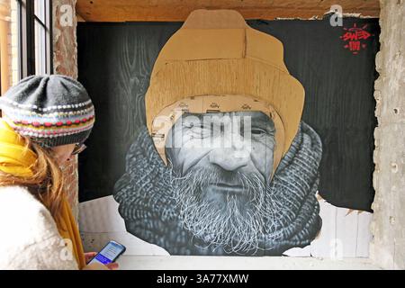 Gemälde- und Pappfresko von Mathieu Taupenas (alias Swed Oner), einem französischen figurativen Künstler. Eröffnung der freien Street Art Ausstellung „l'Expo des 150 - Cabaret du Chat Noir“ vom 25. Bis 30. März 2025 in einer alten Telefonzentrale im 9. Arrondissement von Paris in seinem rohen Zustand. Die 3. Ausgabe dieser Veranstaltung, die Urban Art Artists Carte Blanche gibt: Kein festgelegtes Thema und eine sehr offene Szene. Stockfoto