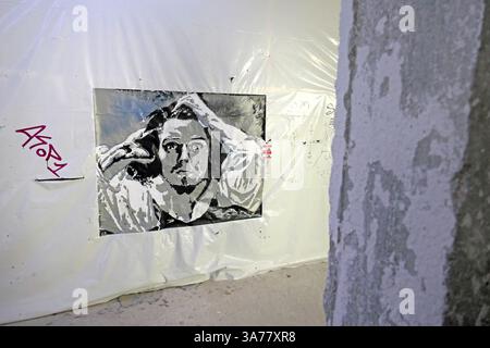 Reproduktion eines Selbstporträts des Malers Gustave Courbet auf Plastikfolie durch den Stadtkünstler McGM. Eröffnung der freien Street Art Ausstellung „l'Expo des 150 - Cabaret du Chat Noir“ vom 25. Bis 30. März 2025 in einer alten Telefonzentrale im 9. Arrondissement von Paris in seinem rohen Zustand. Die 3. Ausgabe dieser Veranstaltung, die Urban Art Artists Carte Blanche gibt: Kein festgelegtes Thema und eine sehr offene Szene. Stockfoto