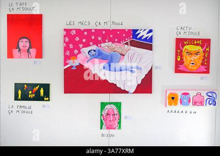 Verschiedene Gemälde der französischen Künstlerin Magenta LN aus Marseille. Eröffnung der freien Street Art Ausstellung „l'Expo des 150 - Cabaret du Chat Noir“ vom 25. Bis 30. März 2025 in einer alten Telefonzentrale im 9. Arrondissement von Paris in seinem rohen Zustand. Die 3. Ausgabe dieser Veranstaltung, die Urban Art Artists Carte Blanche gibt: Kein festgelegtes Thema und eine sehr offene Szene. Stockfoto