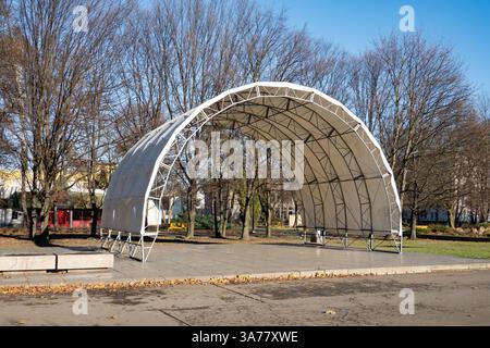 OSTRAVA-PORUBA, TSCHECHISCHE REPUBLIK - 18. DEZEMBER 2023: Altes weißes Schutzhaus in Ostrava-Poruba in der Nähe des Restaurants Florida und des Kreisverkehrs soll abgerissen werden Stockfoto