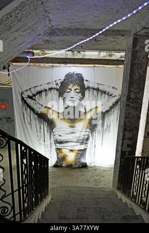 Schablonengemälde einer Frau des amerikanischen Künstlers Eddie Colla. Collas Hintergrund ist Werbung und Fotografie. Eröffnung der freien Street Art Ausstellung „l'Expo des 150 - Cabaret du Chat Noir“ vom 25. Bis 30. März 2025 in einer alten Telefonzentrale im 9. Arrondissement von Paris in seinem rohen Zustand. Die 3. Ausgabe dieser Veranstaltung, die Urban Art Artists Carte Blanche gibt: Kein festgelegtes Thema und eine sehr offene Szene. Stockfoto