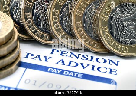 RENTEN-GEHALTSBERATUNG MIT 1-PFUND-MÜNZEN RE RENTEN ALTERSVORSORGE SPARRENTEN ETC. UK Stockfoto