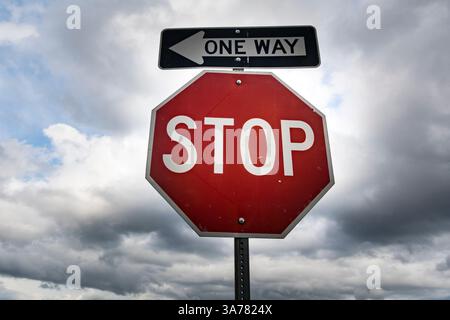 Rotes Stoppschild mit Hinweisschild Stockfoto