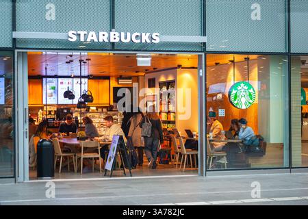 Gäste im Starbucks Café am Hauptbahnhof in den Haag, Niederlande Stockfoto