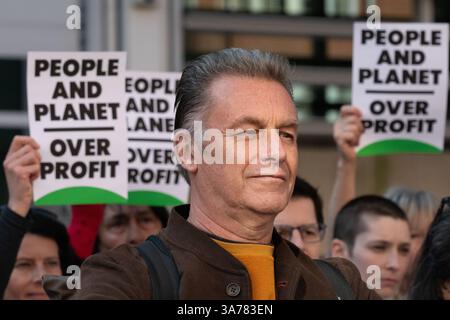 London, Großbritannien. 26. März 2025. Der TV-Naturforscher und -Autor Chris Packham schließt sich Wissenschaftlern an, die am DEFRA (Department for Environment Food & Rural Affairs) protestieren und sich gegen die Bildung einer neuen Regierungsbehörde zur Überwachung der Entwicklung ihrer wegweisenden Lebensmittelstrategie aussprechen. Das neue Beratungsgremium für Lebensmittelstrategie, so behaupten sie, werde von der Lebensmittelindustrie dominiert und marginalisiere Stimmen in den Bereichen Gesundheit und Umwelt. Quelle: Ron Fassbender/Alamy Live News Stockfoto