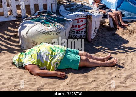 Eine weibliche Besucherin schläft am Strand, Mar Del Plata, Provinz Buenos Aires, Argentinien. Stockfoto