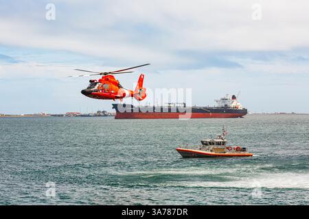 Der Hubschrauber der US-Küstenwache schwebt über dem Wasser in einer Demonstration einer Rettung für einen Meeresschwimmer. Stockfoto