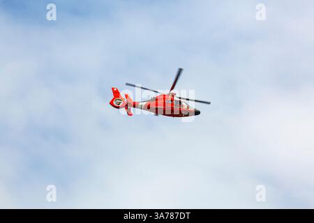 Der Hubschrauber der US-Küstenwache schwebt über dem Wasser in einer Demonstration einer Rettung für einen Meeresschwimmer. Stockfoto