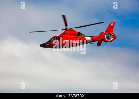 Der Hubschrauber der US-Küstenwache schwebt über dem Wasser in einer Demonstration einer Rettung für einen Meeresschwimmer. Stockfoto