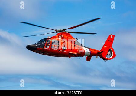 Der Hubschrauber der US-Küstenwache schwebt über dem Wasser in einer Demonstration einer Rettung für einen Meeresschwimmer. Stockfoto