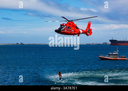 Der Hubschrauber der US-Küstenwache schwebt über dem Wasser in einer Demonstration einer Rettung für einen Meeresschwimmer. Stockfoto