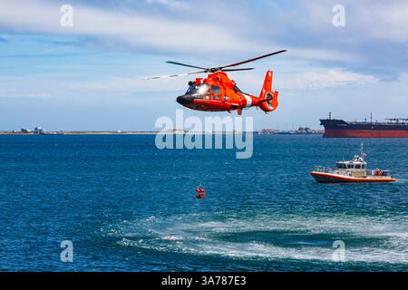 Der Hubschrauber der US-Küstenwache schwebt über dem Wasser in einer Demonstration einer Rettung für einen Meeresschwimmer. Stockfoto