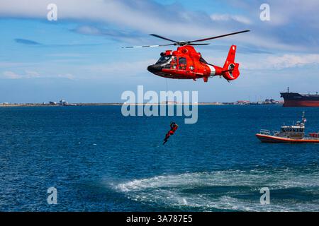 Der Hubschrauber der US-Küstenwache schwebt über dem Wasser in einer Demonstration einer Rettung für einen Meeresschwimmer. Stockfoto
