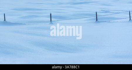 Winterhintergrund mit Nahaufnahme des Tiefschnees in den Bayerischen Alpen, Deutschland Stockfoto