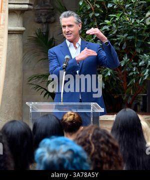 Los Angeles, Usa. März 2025. Der kalifornische Gouverneur Gavin Newsom spricht am Mittwoch, den 26. März 2025 im Chateau Marmont in Los Angeles. Foto: Jim Ruymen/UPI Credit: UPI/Alamy Live News Stockfoto