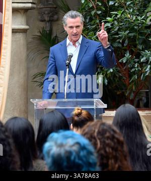 Los Angeles, Usa. März 2025. Der kalifornische Gouverneur Gavin Newsom spricht am Mittwoch, den 26. März 2025 im Chateau Marmont in Los Angeles. Foto: Jim Ruymen/UPI Credit: UPI/Alamy Live News Stockfoto