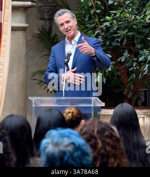 Los Angeles, Usa. März 2025. Der kalifornische Gouverneur Gavin Newsom spricht am Mittwoch, den 26. März 2025 im Chateau Marmont in Los Angeles. Foto: Jim Ruymen/UPI Credit: UPI/Alamy Live News Stockfoto