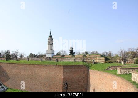 Blick auf die Mauern und den wunderschön angelegten Park an der Kalemegdan Festung, Belgrad Stockfoto