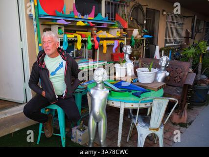 Der Künstler Joel Shields, alias @veniceAmplified, in seinem Atelier. Venice Beach, Los Angeles, Kalifornien, Vereinigte Staaten von Amerika Stockfoto