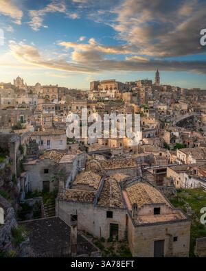 Blick auf die Sassi von Matera bei Sonnenuntergang. Region Basilicata, Italien, Europa Stockfoto