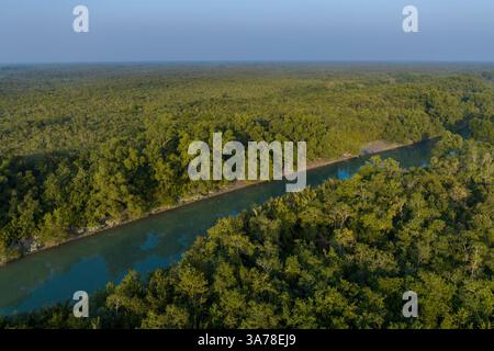 Ein Blick aus der Vogelperspektive auf die Sundarbans mit dem weltweit größten Mangrovenwald in Bagerhat, Bangladesch. Stockfoto