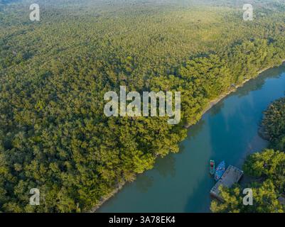 Ein Blick aus der Vogelperspektive auf die Sundarbans mit dem weltweit größten Mangrovenwald in Bagerhat, Bangladesch. Stockfoto