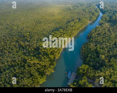 Ein Blick aus der Vogelperspektive auf die Sundarbans mit dem weltweit größten Mangrovenwald in Bagerhat, Bangladesch. Stockfoto