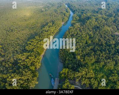 Ein Blick aus der Vogelperspektive auf die Sundarbans mit dem weltweit größten Mangrovenwald in Bagerhat, Bangladesch. Stockfoto