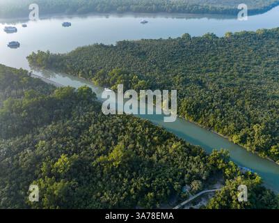 Ein Blick aus der Vogelperspektive auf die Sundarbans mit dem weltweit größten Mangrovenwald in Bagerhat, Bangladesch. Stockfoto