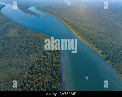 Ein Blick aus der Vogelperspektive auf die Sundarbans mit dem weltweit größten Mangrovenwald in Bagerhat, Bangladesch. Stockfoto