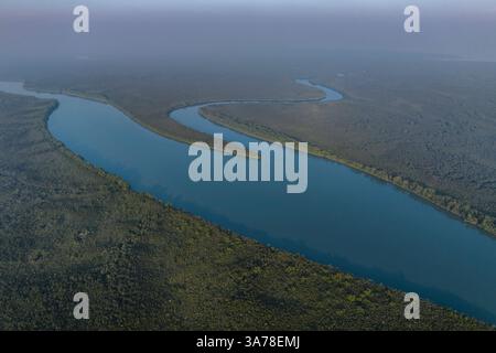 Ein Blick aus der Vogelperspektive auf die Sundarbans mit dem weltweit größten Mangrovenwald in Bagerhat, Bangladesch. Stockfoto