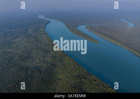 Ein Blick aus der Vogelperspektive auf die Sundarbans mit dem weltweit größten Mangrovenwald in Bagerhat, Bangladesch. Stockfoto